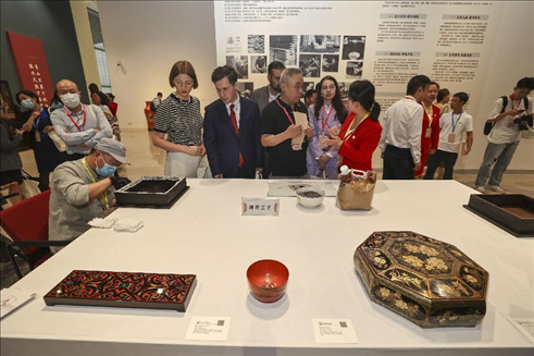 2023年5月28日，北京，推光漆器匠人為駐華使節(jié)展示技藝。