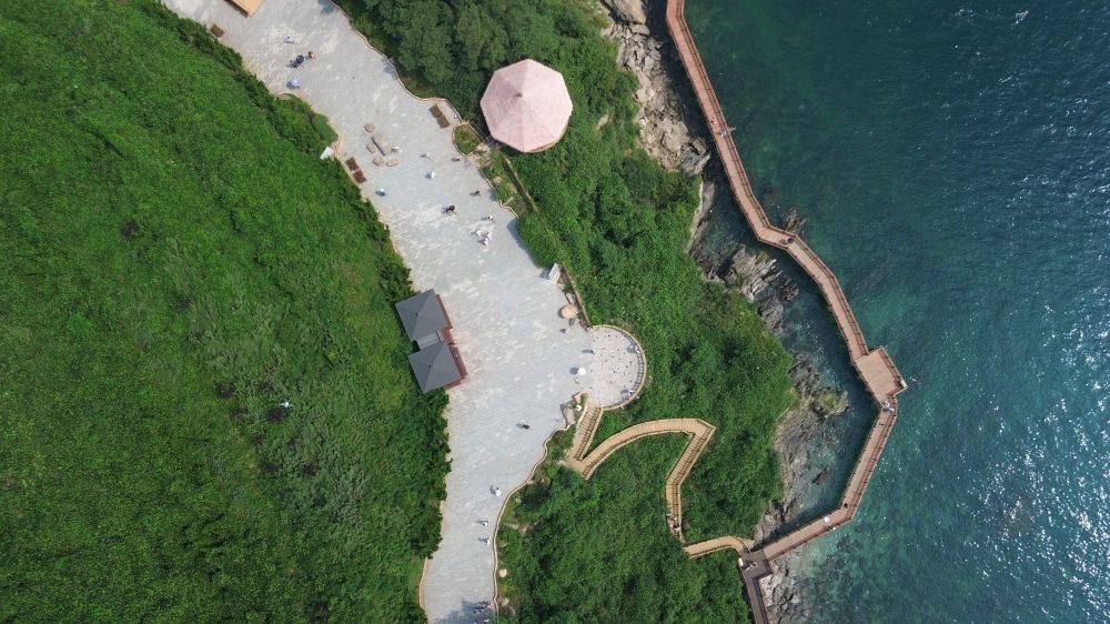 2023年8月16日，長(zhǎng)?？h小長(zhǎng)山島小水口森林公園一角（無人機(jī)照片）。新華社記者 陳為 攝