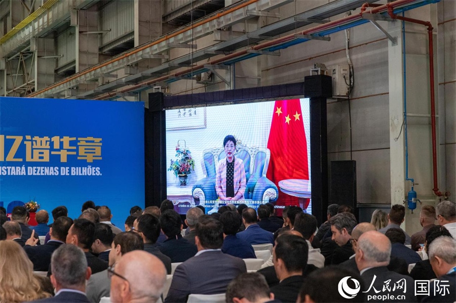 中國駐里約熱內(nèi)盧總領(lǐng)事田敏在視頻致辭中表示，中國是米納斯吉拉斯州第一大貿(mào)易伙伴和重要投資來源國。近年來，雙方在貿(mào)易投資、科技創(chuàng)新、裝備制造、人文交流等領(lǐng)域開展了富有成果的合作。 人民日報(bào)社拉美中心分社 威廉·科埃略·維亞納攝