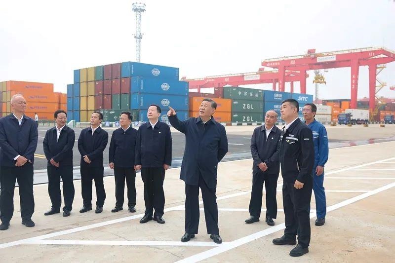 2024年5月22日，習(xí)近平總書記在山東日照港察看全自動(dòng)化集裝箱碼頭作業(yè)場(chǎng)景。