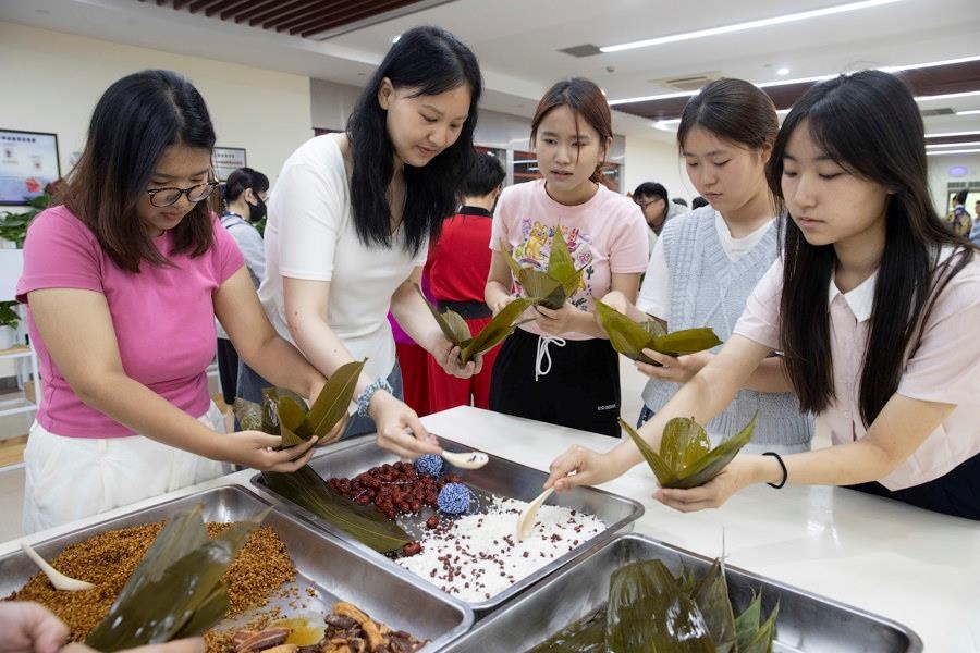 2024年6月1日，海峽兩岸青年學(xué)生在華東師范大學(xué)包粽子、做香囊，體驗(yàn)傳統(tǒng)文化。
