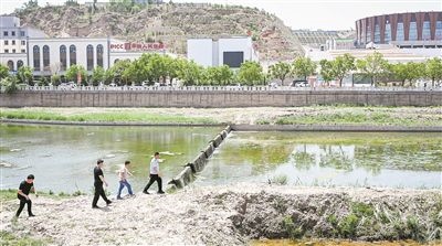  工作人員在內(nèi)蒙古呼和浩特市清水河縣城關(guān)鎮(zhèn)清水河河道巡查。新華社記者 貝赫攝