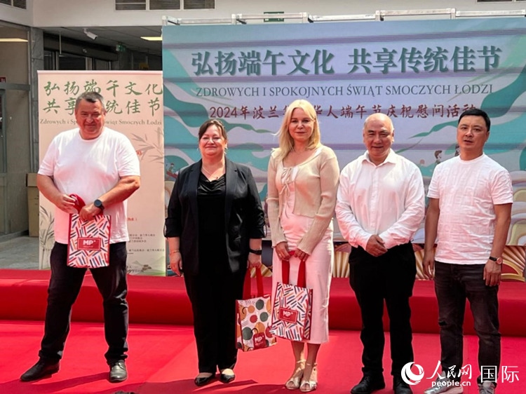 向波蘭友人發(fā)放端午節(jié)慰問品。人民網(wǎng)記者 李增偉攝
