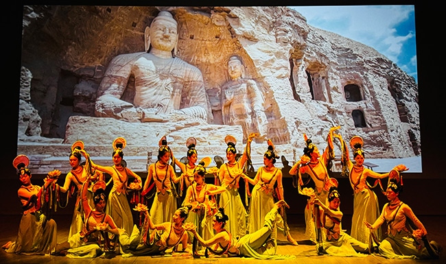 展演現(xiàn)場(chǎng)，同學(xué)們?cè)诒硌莨?jié)目《云岡飛天印象》。校方供圖