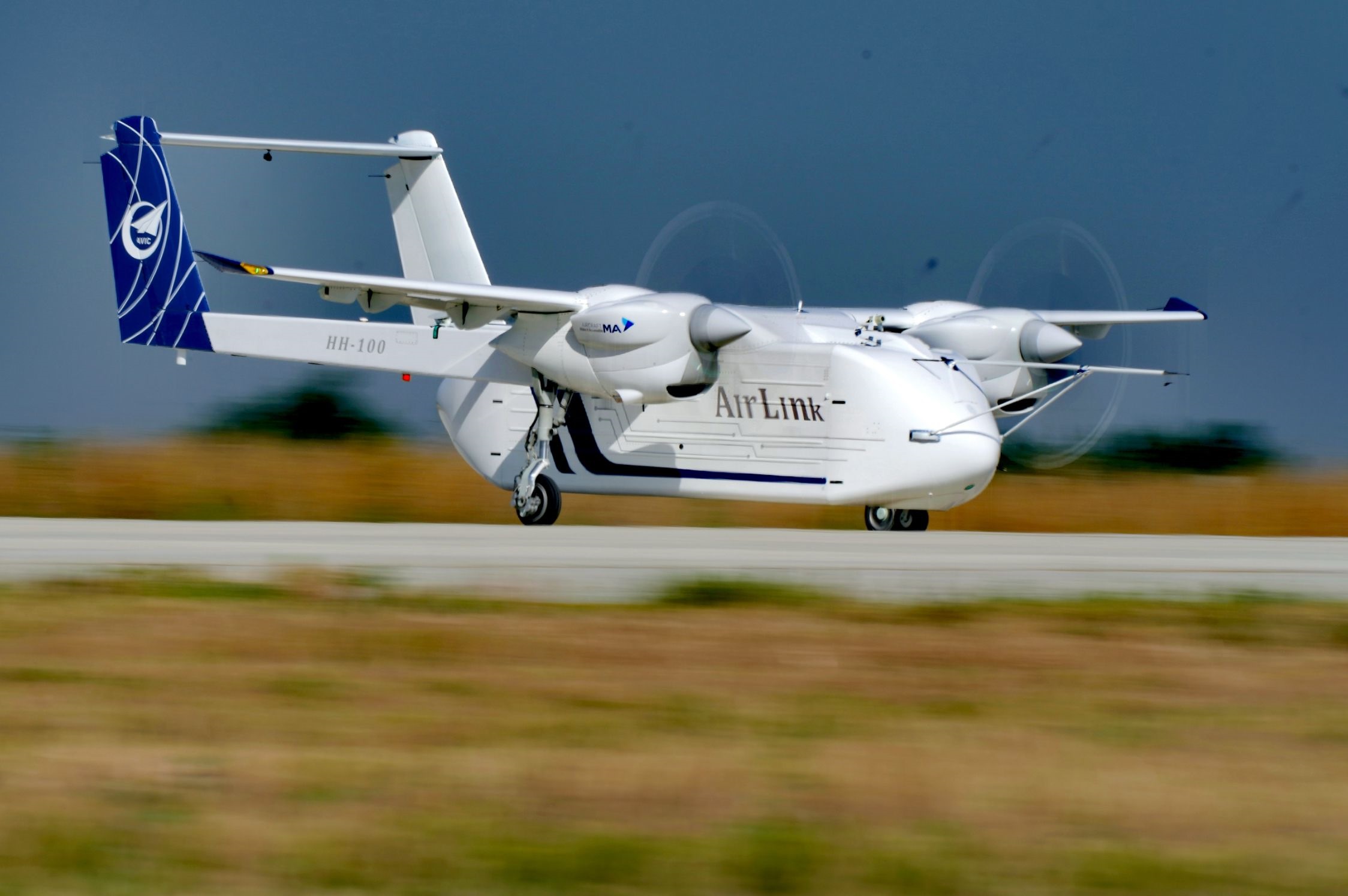 △2024年6月12日，HH-100航空商用無人運輸系統(tǒng)驗證機在西安藍田通用機場首飛成功。