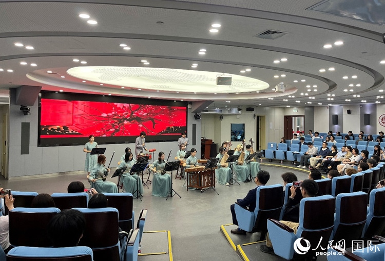 北京第二外國語學(xué)院學(xué)生帶來民樂表演。人民網(wǎng)記者 陳思攝
