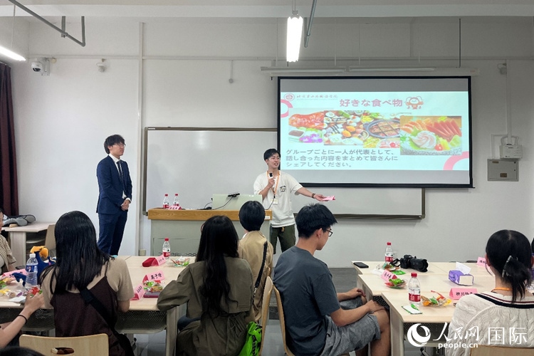 中日大學(xué)生交流討論。人民網(wǎng)記者 陳思攝