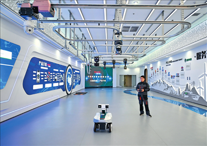 在雄安科創(chuàng)中心中試基地，北京普龍科技有限公司工作人員在展示巡檢機(jī)器人（2024年3月28日攝）牟宇攝/本刊