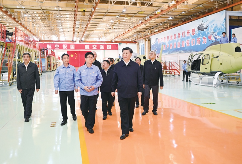 2023年10月10日至13日，中共中央總書記、國(guó)家主席、中央軍委主席習(xí)近平在江西考察。這是11日上午，習(xí)近平在景德鎮(zhèn)市昌河飛機(jī)工業(yè)（集團(tuán)）有限公司考察。 新華社記者 燕雁/攝