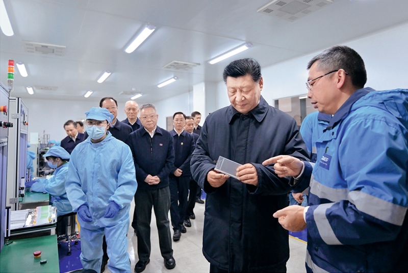 2024年3月18日至21日，中共中央總書記、國(guó)家主席、中央軍委主席習(xí)近平在湖南考察。這是18日下午，習(xí)近平在中德合資企業(yè)巴斯夫杉杉電池材料有限公司考察。 新華社記者 謝環(huán)馳/攝