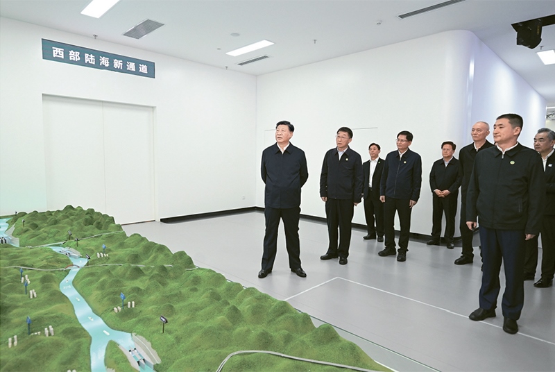2023年12月14日至15日，中共中央總書記、國(guó)家主席、中央軍委主席習(xí)近平在廣西考察。這是14日上午，習(xí)近平在南寧市考察中國(guó)—東盟信息港股份有限公司，結(jié)合平陸運(yùn)河沙盤聽(tīng)取西部陸海新通道骨干工程建設(shè)匯報(bào)。 新華社記者 謝環(huán)馳/攝