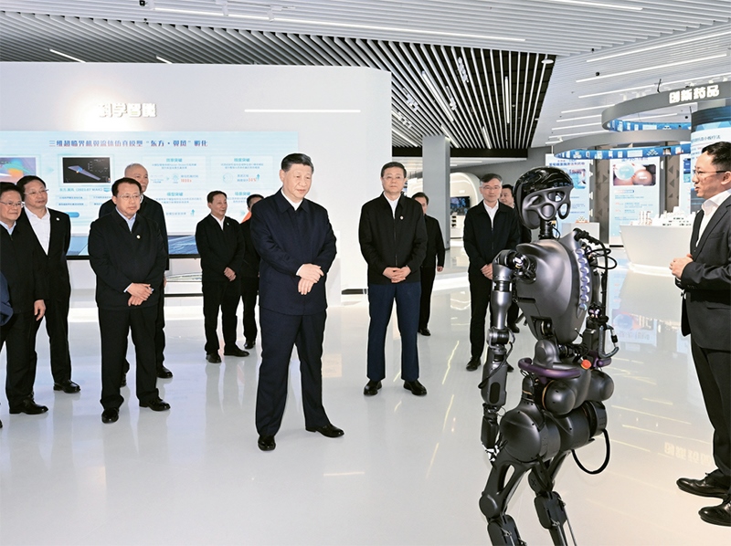 2023年11月28日至12月2日，中共中央總書記、國(guó)家主席、中央軍委主席習(xí)近平在上海考察。這是11月28日下午，習(xí)近平在浦東新區(qū)張江科學(xué)城參觀上?？萍紕?chuàng)新成果展。 新華社記者 謝環(huán)馳/攝