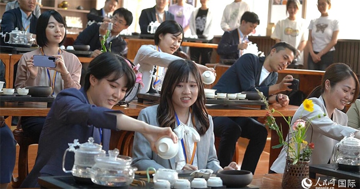 日本創(chuàng)價學(xué)會青年代表團在新疆師范大學(xué)體驗中國茶藝。人民網(wǎng)記者 張麗婭攝
