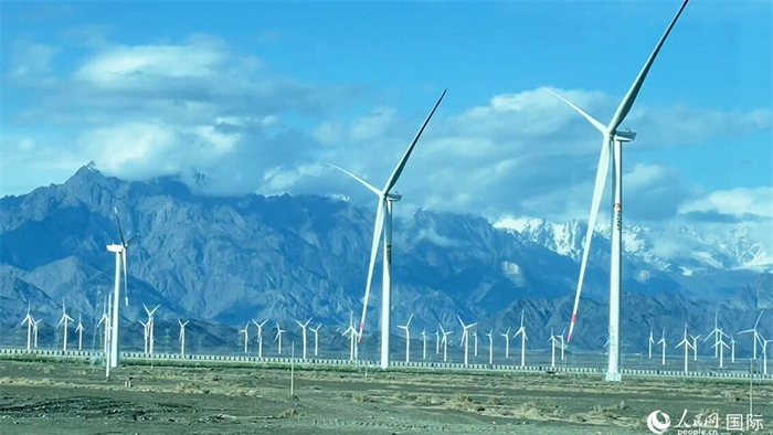 從烏魯木齊到吐魯番沿途的風(fēng)力發(fā)電設(shè)備。人民網(wǎng)記者 張麗婭攝