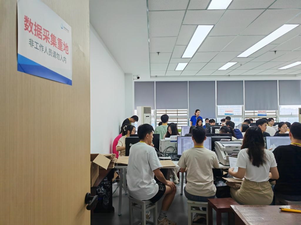 6月13日，在重慶市西南大學(xué)評(píng)卷點(diǎn)，工作人員正在進(jìn)行試卷掃描工作。新華社記者 周思宇 攝