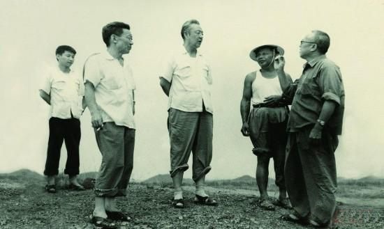 1978年8月，習(xí)仲勛（左三）在廣東惠陽農(nóng)村調(diào)研。在清華大學(xué)讀書的習(xí)近平（左一）利用暑假時間參加社會實踐，隨同父親一起下鄉(xiāng)。