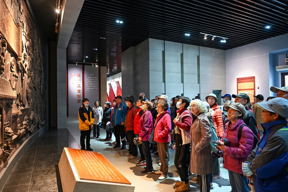 △ 2024年4月10日，北京朝陽區(qū)安慧里社區(qū)黨委組織離退休黨員參觀“明鏡昭廉”明代反貪尚廉歷史文化園。