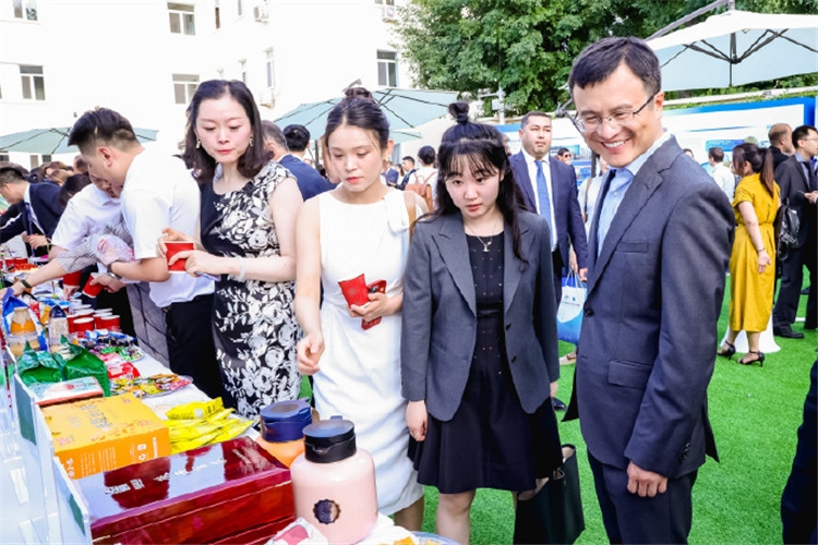 與會嘉賓參觀品鑒上合組織農(nóng)業(yè)基地特產(chǎn)。主辦方供圖