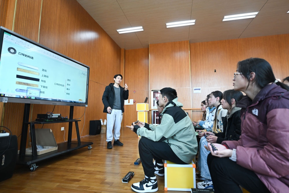 上海援青教師闞延俊在給學(xué)生上音樂課（2023年2月23日攝）。