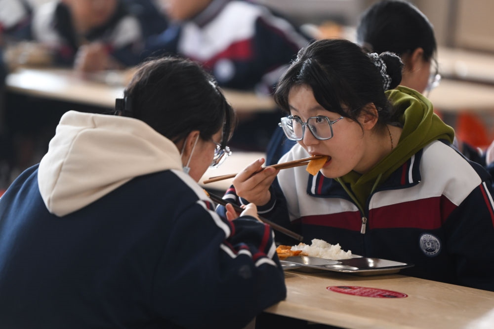 2023年2月23日，果洛西寧民族中學(xué)學(xué)生在食堂吃午飯。