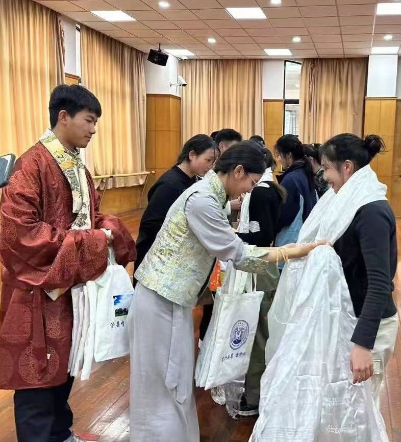 2024年1月18日，在上海市大同中學(xué)，果洛西寧民族中學(xué)學(xué)生給上海大同中學(xué)師生獻(xiàn)哈達(dá)。新華社發(fā)（果洛州教育局供圖）
