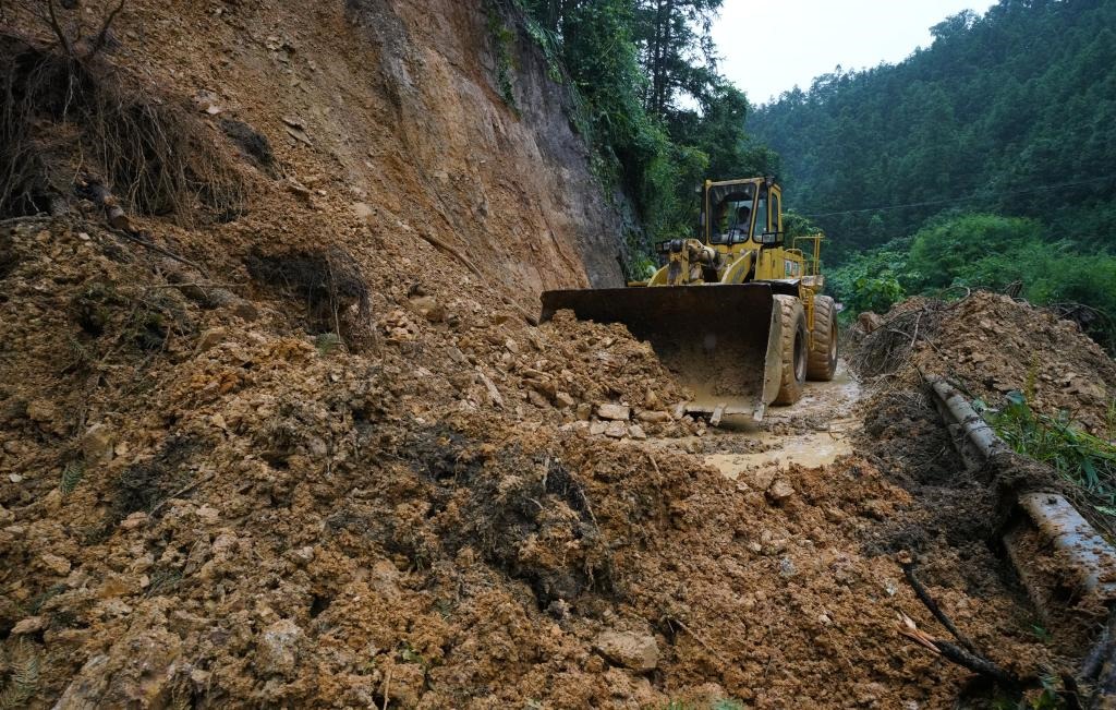 6月18日，在廣西融水苗族自治縣融水鎮(zhèn)新安村，一臺推土機(jī)在清理塌方路段。新華社發(fā)（龍林智攝）