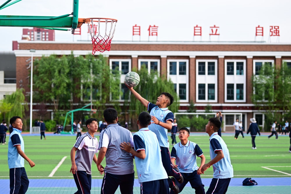 2024年6月18日，果洛西寧民族中學(xué)學(xué)生在打籃球。