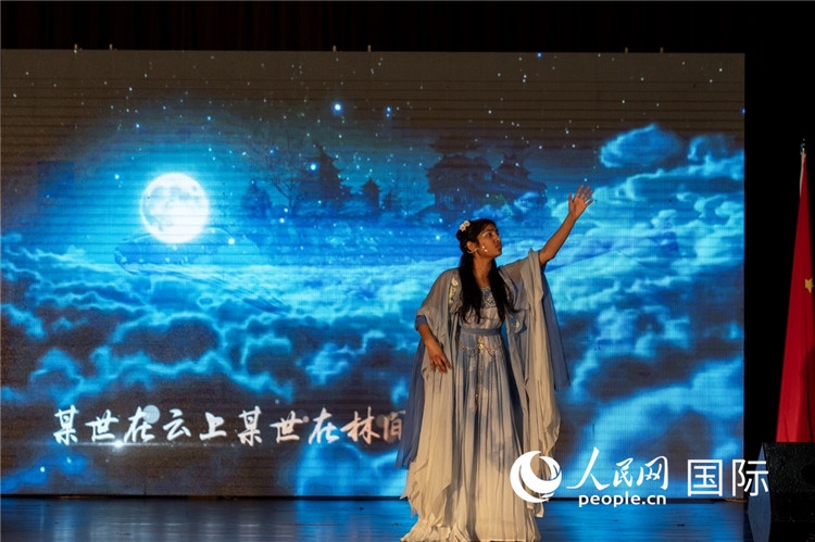 參賽選手演唱中文歌曲《左手指月》。人民日報非洲中心分社 希拉茲·莫林攝