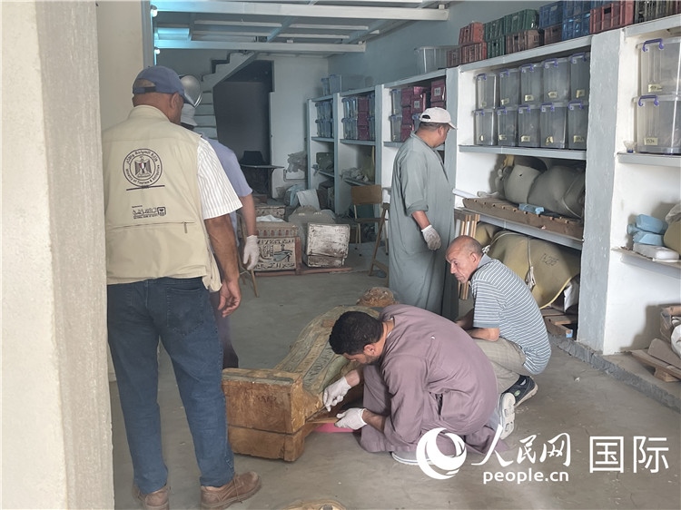 圖為中埃薩卡拉新出土文物數(shù)字化調(diào)查與研究項(xiàng)目團(tuán)隊(duì)在工作現(xiàn)場(chǎng)。薛江攝