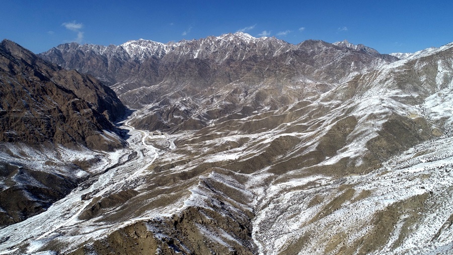2023年2月9日在寧夏賀蘭山蘇峪口國家森林公園拍攝的雪后賀蘭山（無人機(jī)照片）。新華社記者 王鵬 攝