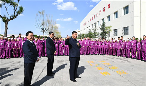 2021年6月7日至9日，習近平總書記在青?？疾臁＿@是7日下午，習近平總書記在青海圣源地毯集團有限公司考察時，同企業(yè)員工親切交流。新華社記者 謝環(huán)馳 攝