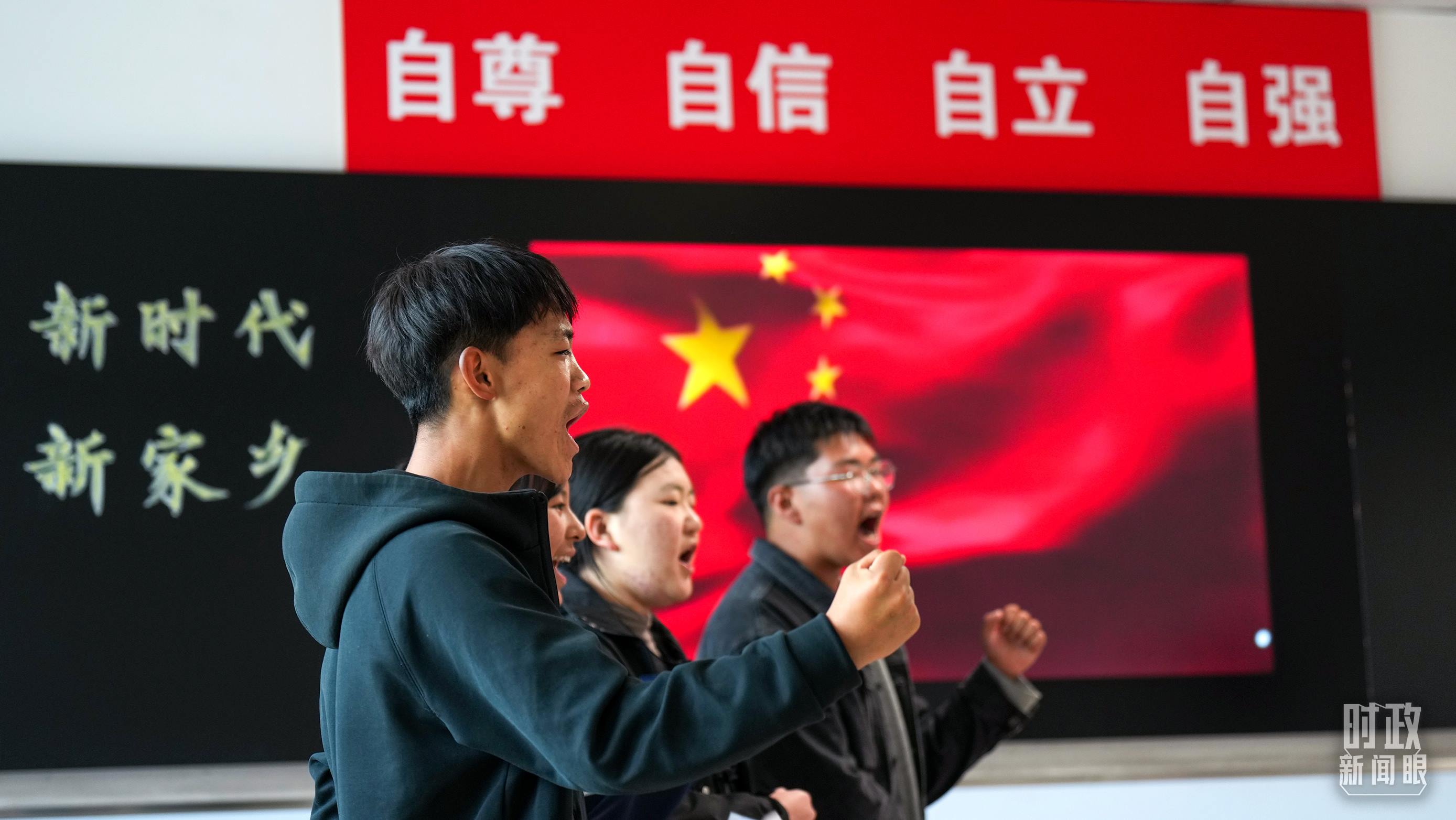 △果洛西寧民族中學高一（1）班的“新時代、新家鄉(xiāng)”主題思政課。（總臺央視記者許永松、國廣記者李晉拍攝）