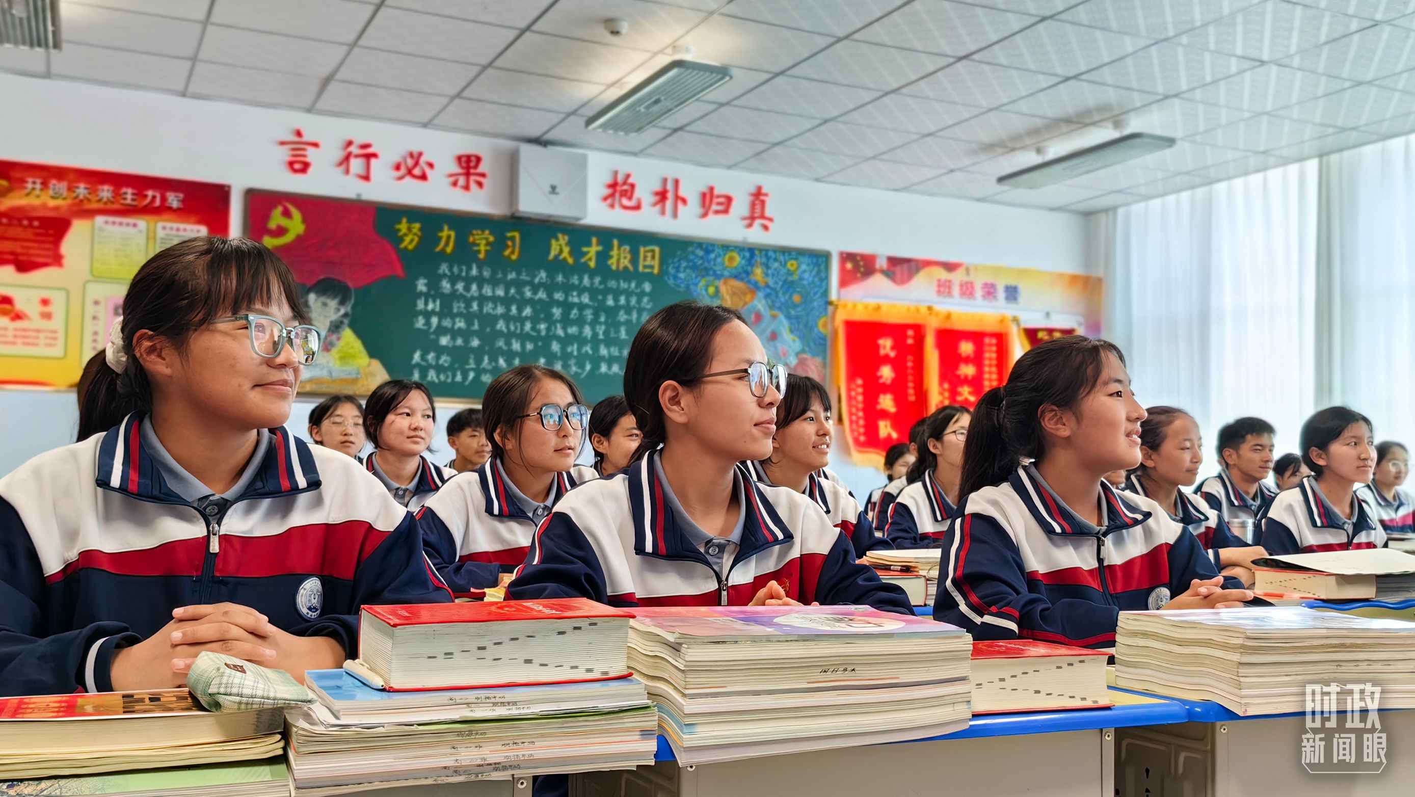 △果洛西寧民族中學高一（1）班的“新時代、新家鄉(xiāng)”主題思政課。（總臺央視記者段德文拍攝）