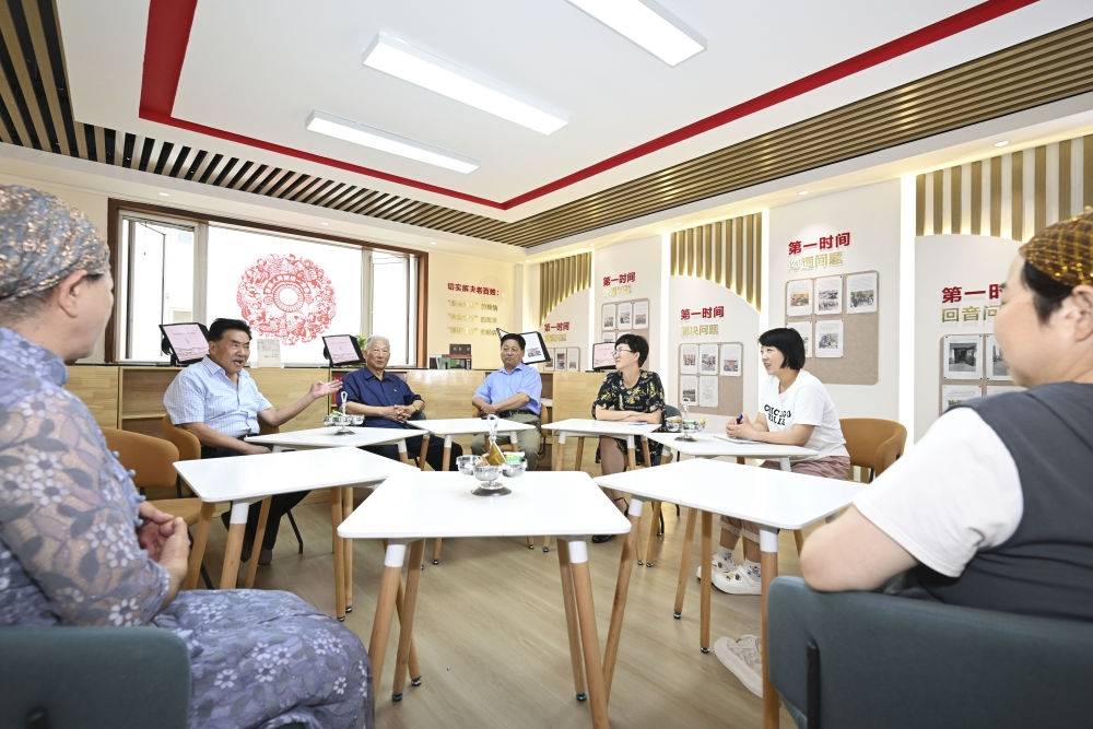 6月20日，長城花園社區(qū)居民在居民議事廳議事。
