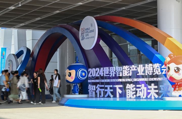 6月20日，與會者走入國家會展中心（天津）參會。新華社記者 孫凡越 攝