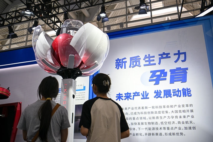 6月20日，與會者參觀天津云圣智能科技有限責(zé)任公司展區(qū)展出的“圣·寶蓮燈”全自主無人機(jī)巡檢系統(tǒng)。新華社記者 孫凡越 攝