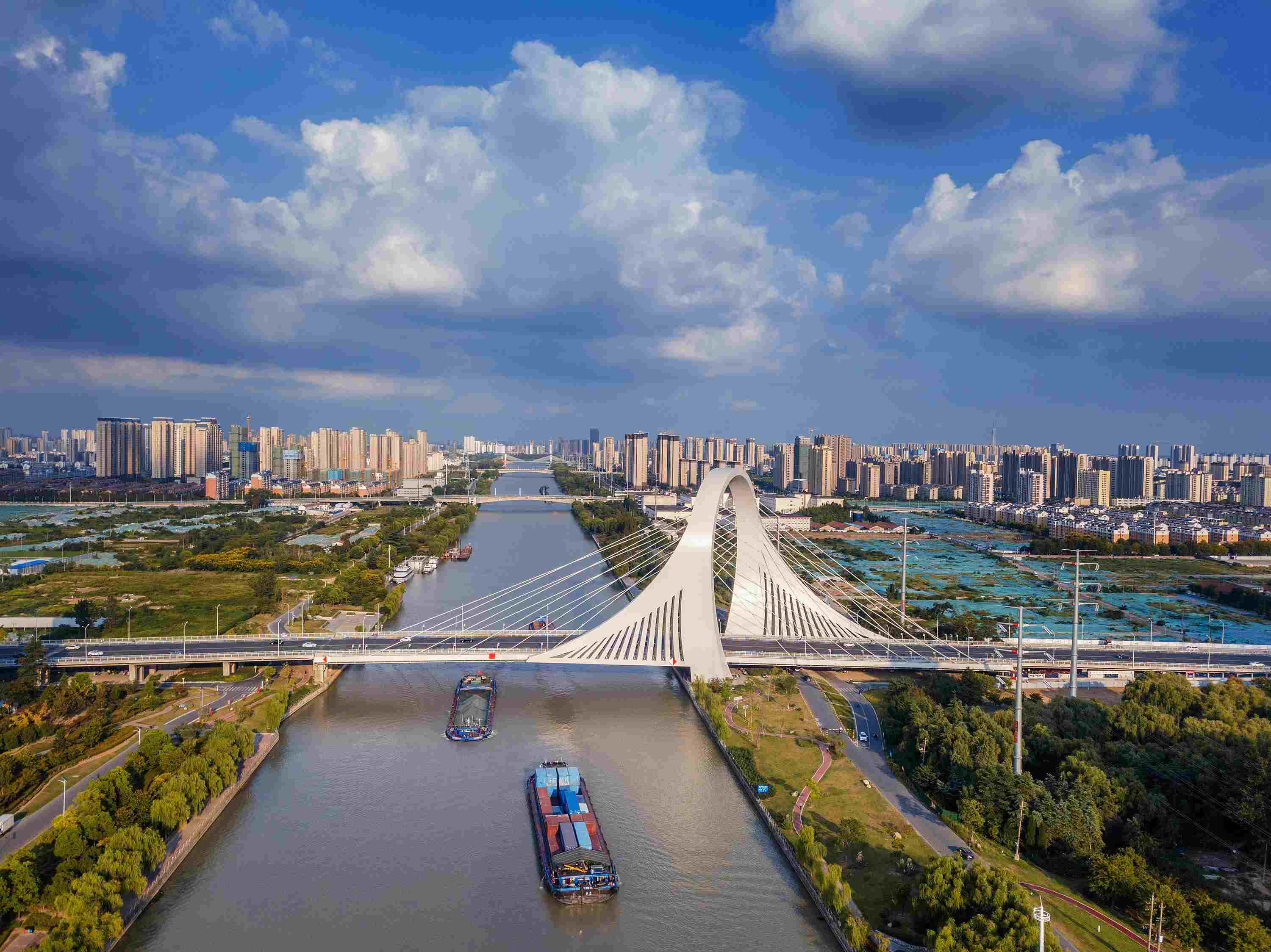 2022年9月12日，幾艘船舶行駛在江蘇淮安運(yùn)河大橋附近。