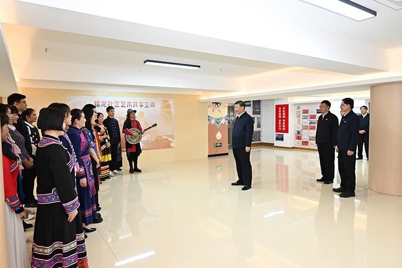 2023年12月14日，習(xí)近平總書記在廣西南寧市良慶區(qū)蟠龍社區(qū)黨群服務(wù)中心文體活動室同社區(qū)居民親切交流。