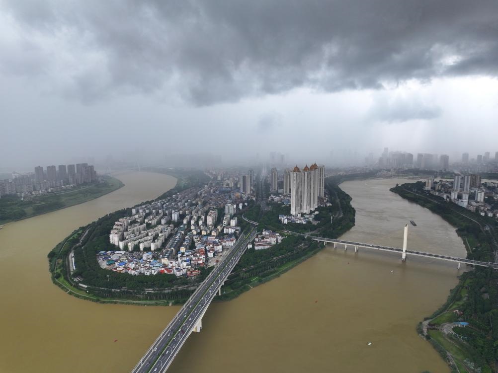 6月16日拍攝的暴雨下的廣西南寧城區(qū)（無人機照片）。新華社記者 周華 攝