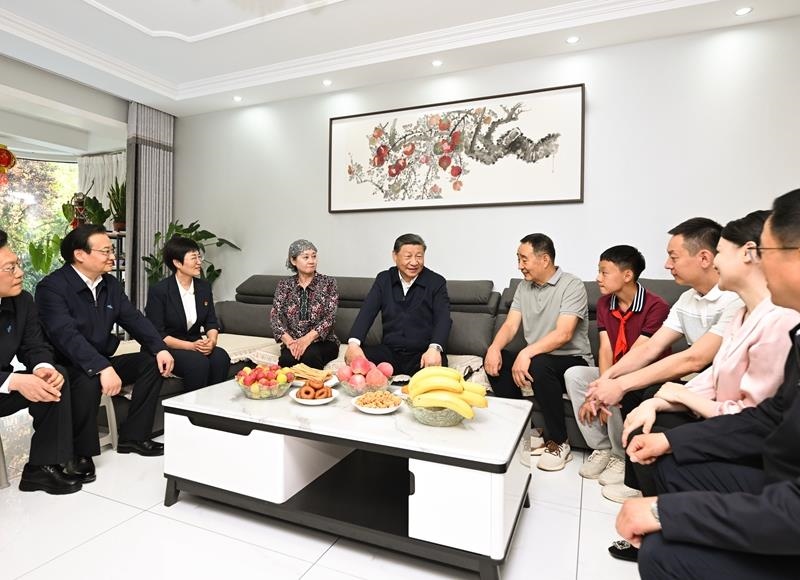 2024年6月19日，習(xí)近平總書記在寧夏銀川市金鳳區(qū)長城花園社區(qū)居民趙守成家中，同一家人圍坐在一起拉家常。