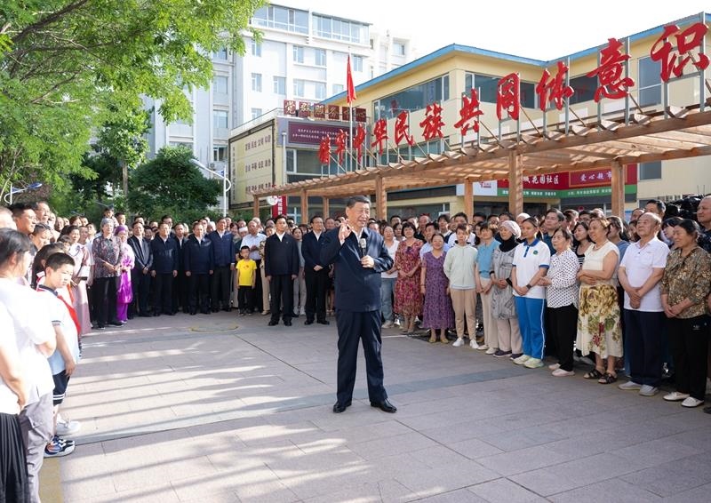 2024年6月19日，習(xí)近平總書記在寧夏銀川市金鳳區(qū)長城花園社區(qū)考察時，同社區(qū)居民親切交流。