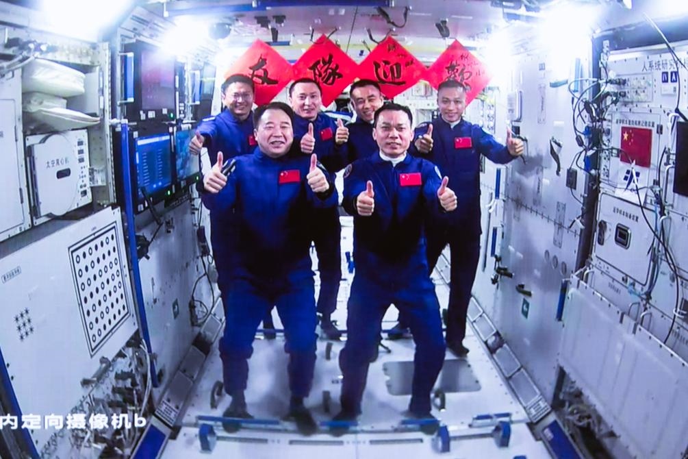 這是在北京航天飛行控制中心拍攝的神舟十六號航天員乘組與神舟十七號航天員乘組“全家?！保?023年10月26日攝）。新華社發(fā)（韓啟揚 攝）