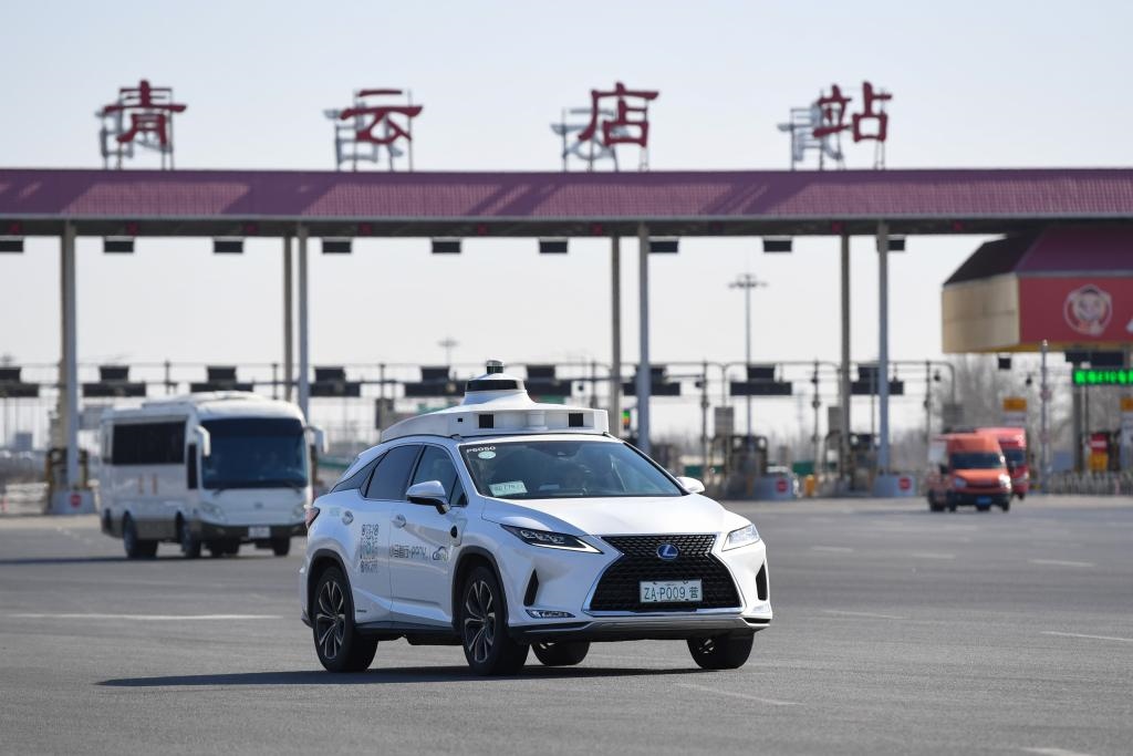 一輛自動駕駛車行駛在北京大興國際機場到亦莊的自動駕駛線路上（2024年3月1日攝）。新華社記者 鞠煥宗 攝