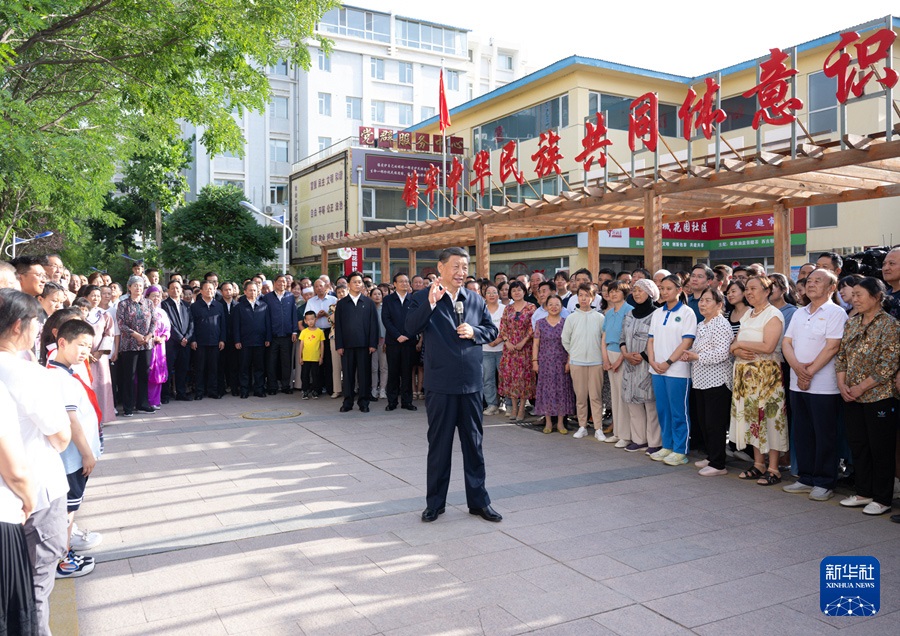 6月19日下午，習(xí)近平總書記在銀川市金鳳區(qū)長(zhǎng)城花園社區(qū)考察時(shí)，同社區(qū)居民親切交流。