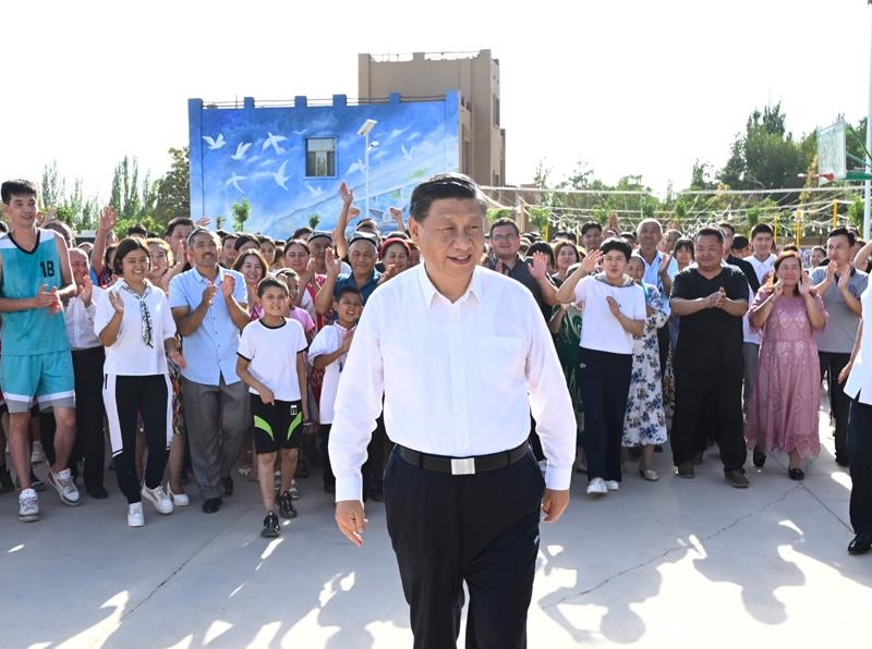2022年7月14日，習(xí)近平總書記在新疆吐魯番市高昌區(qū)亞爾鎮(zhèn)新城片區(qū)新城西門村考察時，同各族群眾在一起。