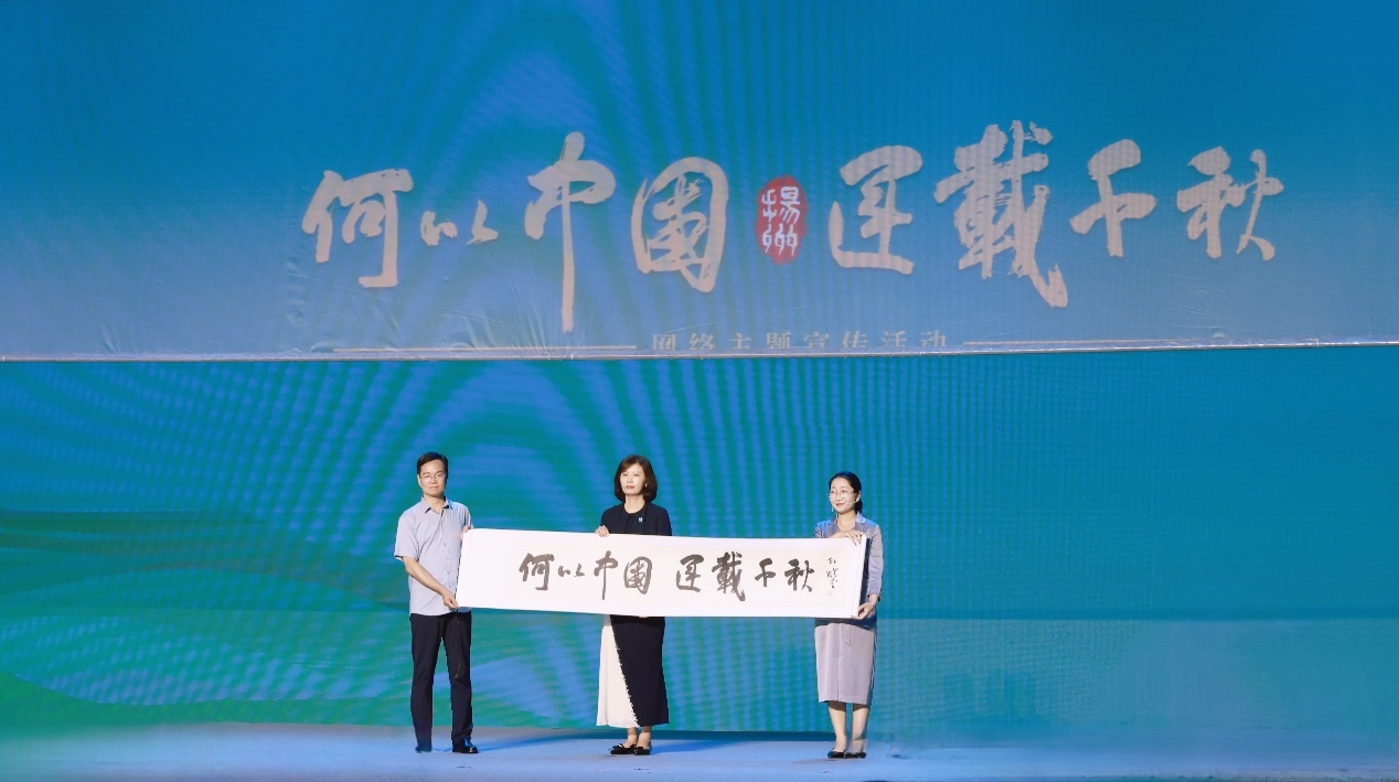隋唐大運(yùn)河文化博物館館長(zhǎng)曹岳森（左）、揚(yáng)州中國(guó)大運(yùn)河博物館館長(zhǎng)鄭晶（中）、浙東運(yùn)河博物館負(fù)責(zé)人張慧（右）共同展卷。