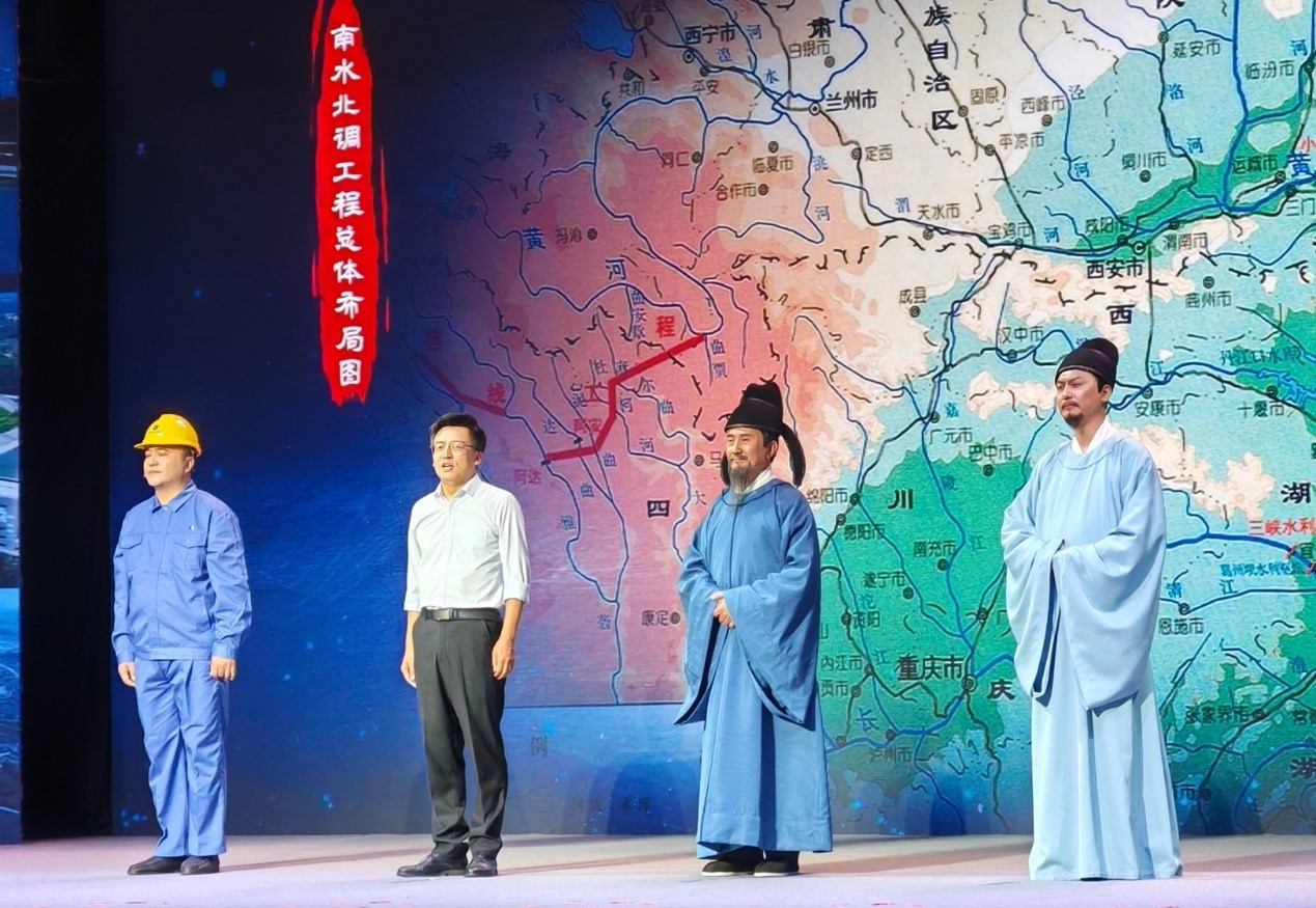 演員張志堅(jiān)（右二）、演員侯京?。ㄓ乙唬?、北京郭守敬紀(jì)念館執(zhí)行館長(zhǎng)張鵬（左二）和江蘇省江都水利工程管理處第二抽水站管理所副所長(zhǎng)郭凱（左一）同臺(tái)演繹。