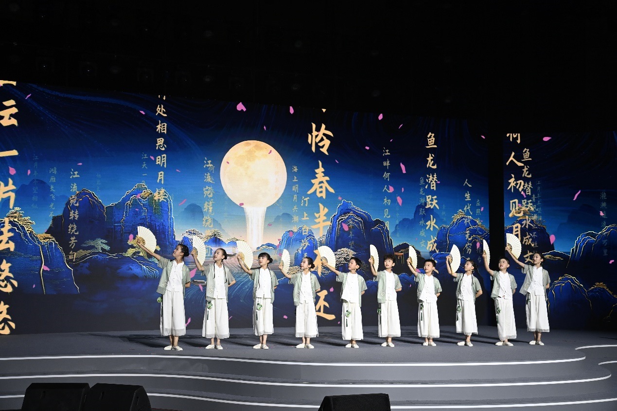 揚(yáng)州市邗江區(qū)實(shí)驗(yàn)學(xué)校蔣王小學(xué)學(xué)生吟誦《春江花月夜》。