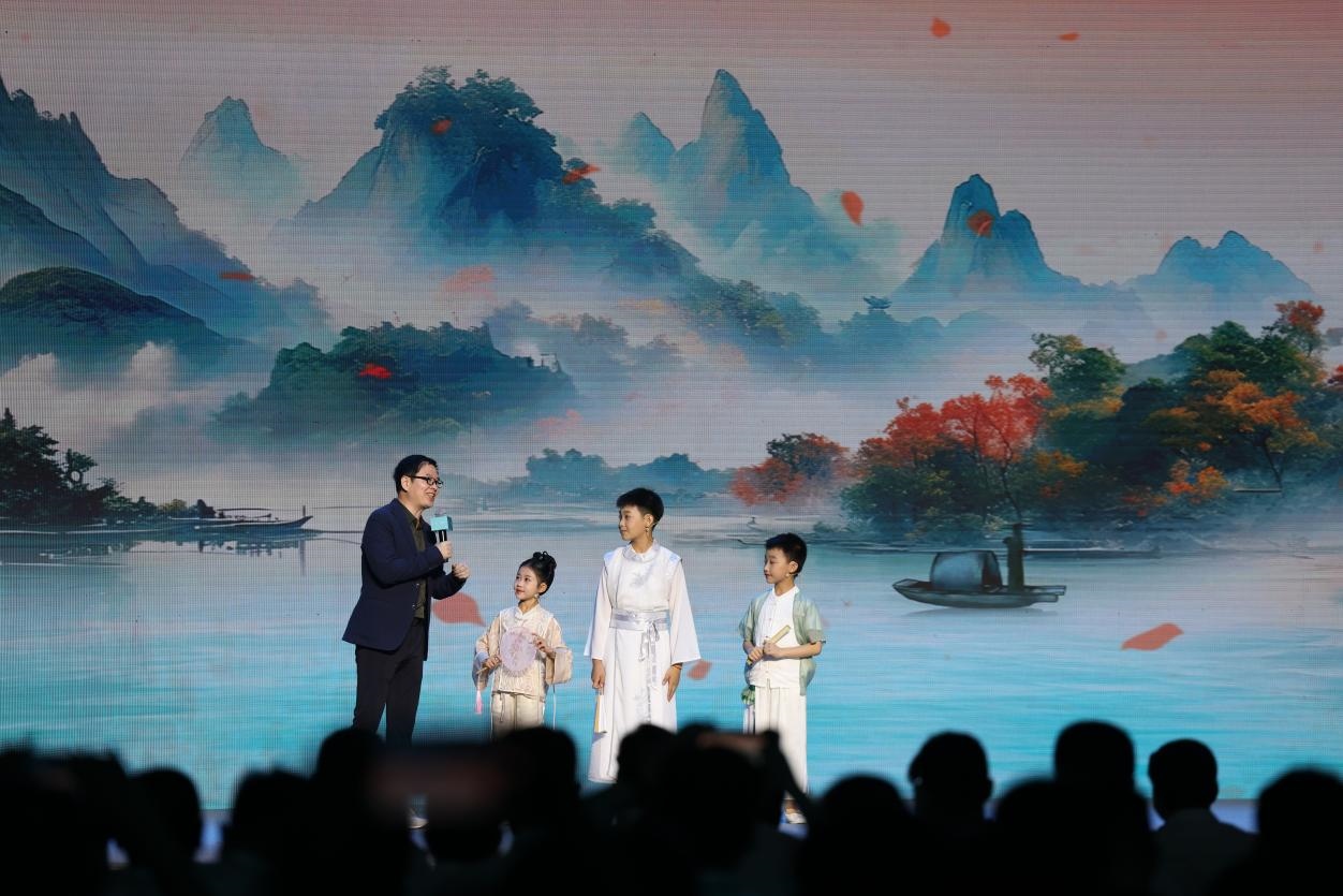 南京師范大學(xué)教授酈波（左一）與2024中國(guó)詩(shī)詞大會(huì)選手張可兒（左二）、姜敬曦（右二），揚(yáng)州市邗江區(qū)實(shí)驗(yàn)學(xué)校蔣王小學(xué)學(xué)生陸俊屹（右一）趣談大運(yùn)河詩(shī)詞文化。