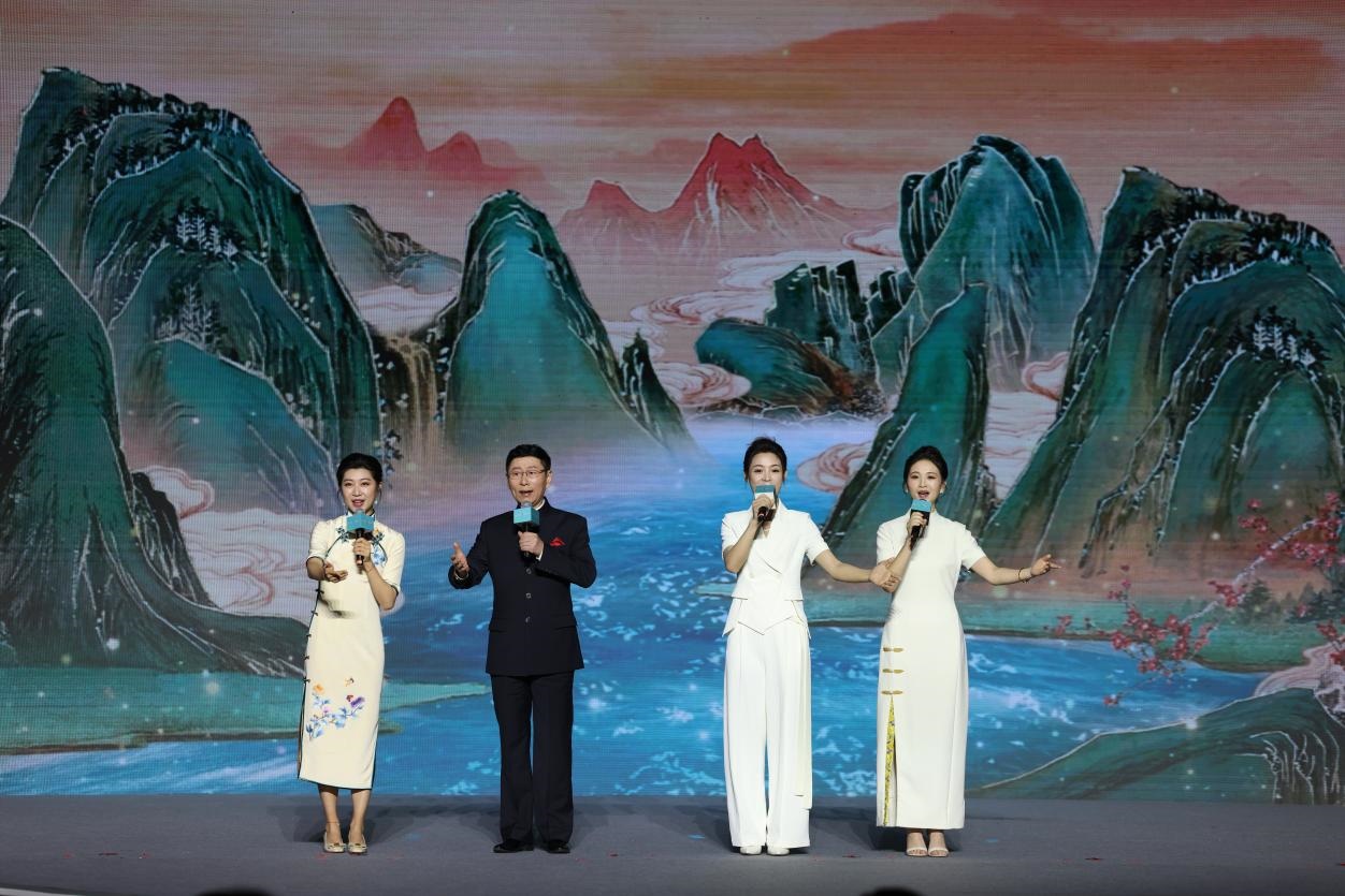 國(guó)家一級(jí)演員、京劇表演藝術(shù)家王平（左二），國(guó)家一級(jí)演員、南京藝術(shù)學(xué)院教授單雯（左一），浙江小百花越劇團(tuán)青年演員陳麗君（右二）、何青青（右一）同臺(tái)唱響千年運(yùn)河情。